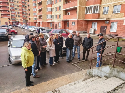 Депутаты продолжают проводить обходы городских территорий 