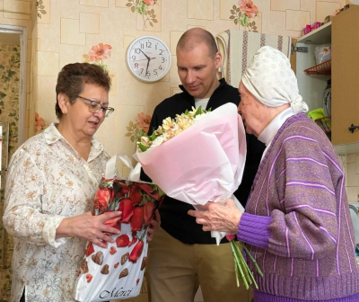 Депутат городского Совета поздравили жительниц Лыткарина с 95-летием