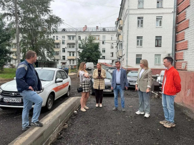 Депутаты продолжают участвовать в обходах дворовых территорий