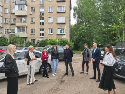 Работа на местах: депутаты продолжают обходы дворовых территорий Работа на местах: депутаты продолжают обходы дворовых территорий