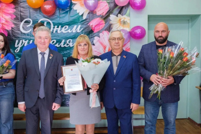 Депутаты поздравили педагогов школы № 8 с Днём учителя Депутаты поздравили педагогов школы № 8 с Днём учителя