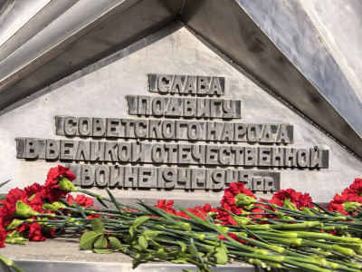 У мемориала «Звезда израненная» состоялась церемония возложения цветов