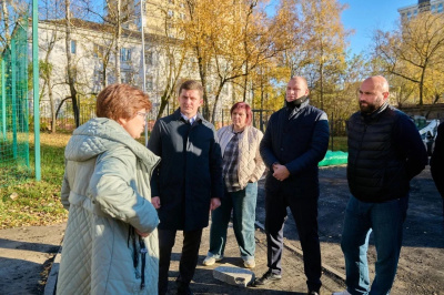 Депутат Мособлдумы проверил ход работ на школьных стадионах